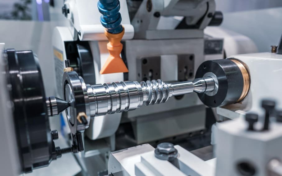 Turning high-tolerance rod-shaped parts